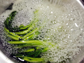 雪菜四季豆,菜心雪菜放入盆中，洗去过多盐分及泥沙
