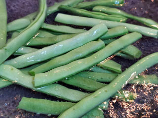 雪菜四季豆,下沸水焯水至八成熟