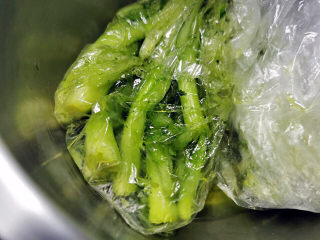 雪菜四季豆,经过一夜发酵，菜心已十分入味与柔软