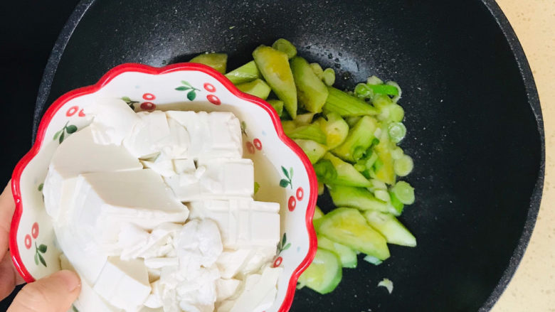 丝瓜炖豆腐,加入内酯豆腐