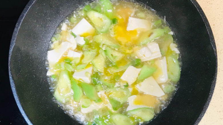 丝瓜炖豆腐,继续煮开