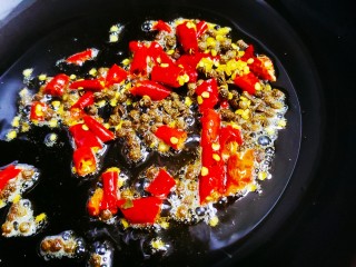 爆炒鸡胸肉,另起锅倒油，油热后放入泡好的干辣椒和花椒
