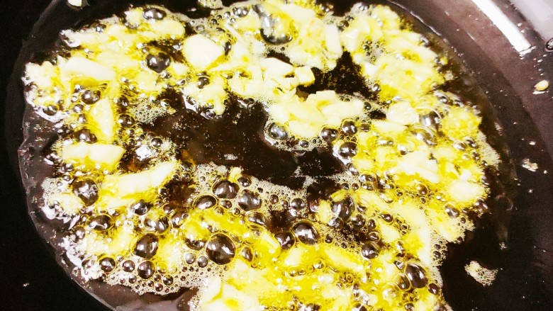 洋葱炒蛋,另起锅倒油，油热后加入蒜瓣