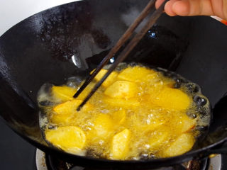 红烧鲅鱼,锅中倒入适量食用油，待油温8成热时放入土豆块，炸制表面上色。
PS：如果不好判断油温可以拿一根筷子放入油锅周围冒小泡即可。