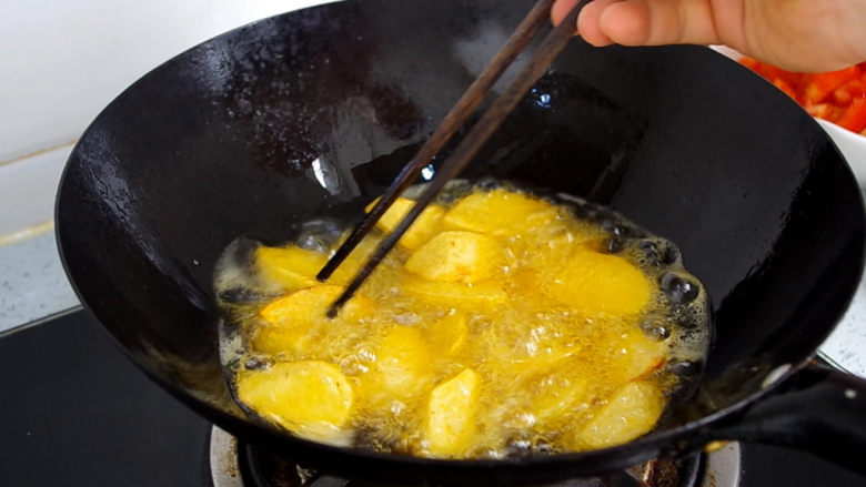 红烧鲅鱼,锅中倒入适量食用油，待油温8成热时放入土豆块，炸制表面上色。
PS：如果不好判断油温可以拿一根筷子放入油锅周围冒小泡即可。