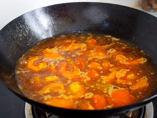 红烧鲅鱼,加入适量开水、在放入酱油、老抽、料酒、食盐。