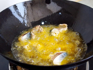 红烧鲅鱼,再把切好的鱼块放入油锅中炸至表面上色。