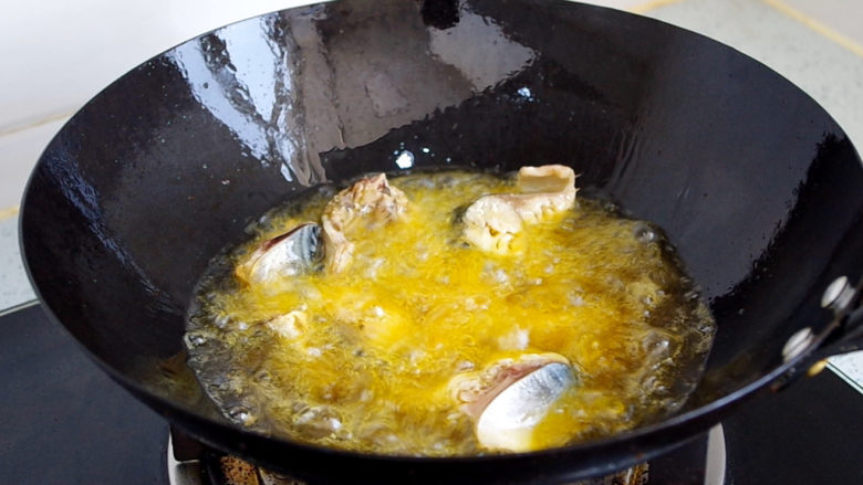红烧鲅鱼,再把切好的鱼块放入油锅中炸至表面上色。
