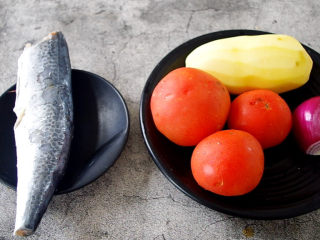 红烧鲅鱼,先把需要的食材提前准备好。