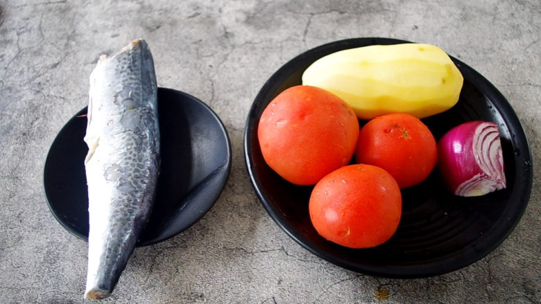 红烧鲅鱼,先把需要的食材提前准备好。