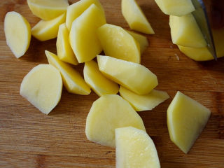 红烧鲅鱼,土豆去皮洗净切成滚刀块。