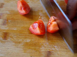 红烧鲅鱼,西红柿洗净切滚刀块备用。