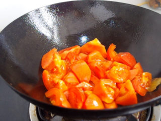 红烧鲅鱼,锅中留一些底油放入西红柿翻炒均匀。