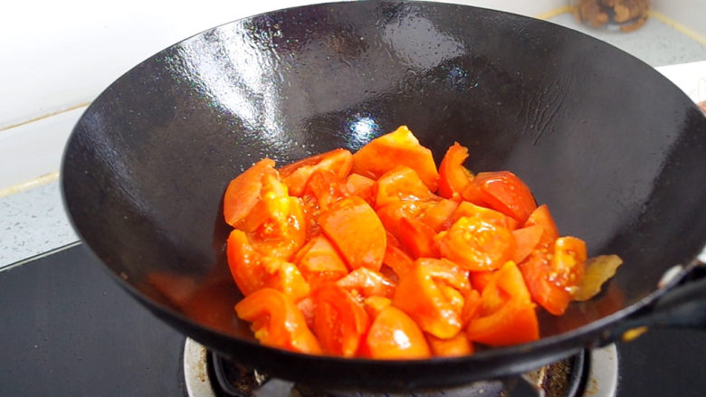 红烧鲅鱼,锅中留一些底油放入西红柿翻炒均匀。