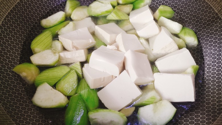 丝瓜炖豆腐,加适量清水，再加入豆腐