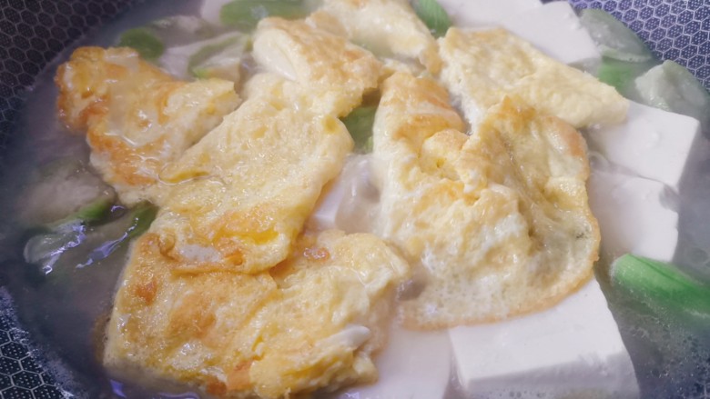 丝瓜炖豆腐,再把煎好的鸡蛋加入一起煮制汤汁奶白色，豆腐入味即可关火出锅