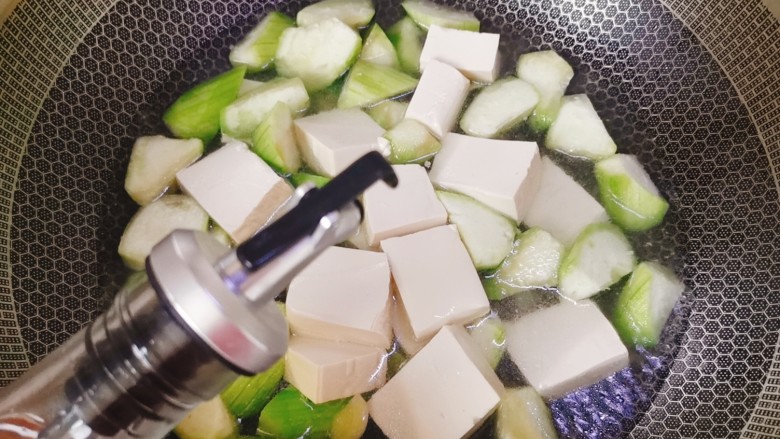 丝瓜炖豆腐,加适量料酒