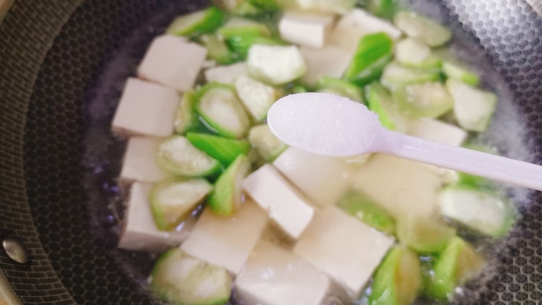 丝瓜炖豆腐,适量盐