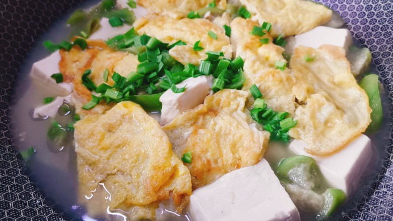 丝瓜炖豆腐,出锅前撒一些蒜苗末