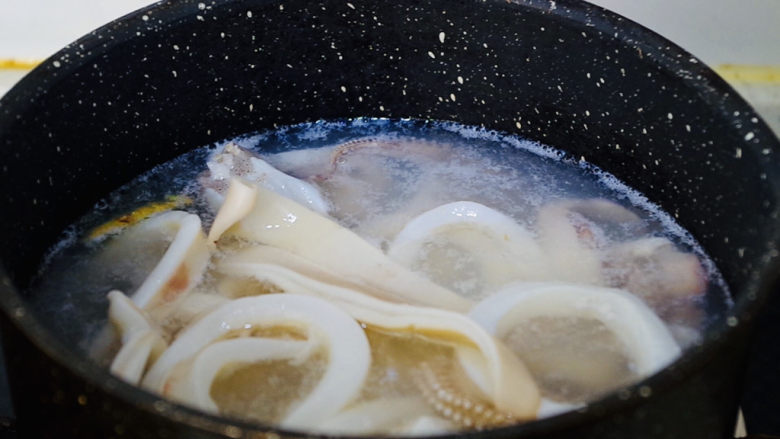 西芹炒鱿鱼,提前烧一锅热水，水中放入姜片，待水开后放入处理好的鱿鱼焯水，时间约1分钟左右。