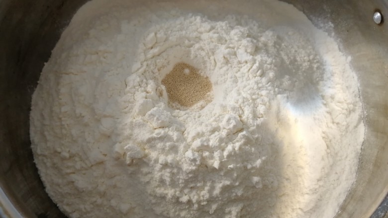 千层发面饼,面粉里加入酵母粉。