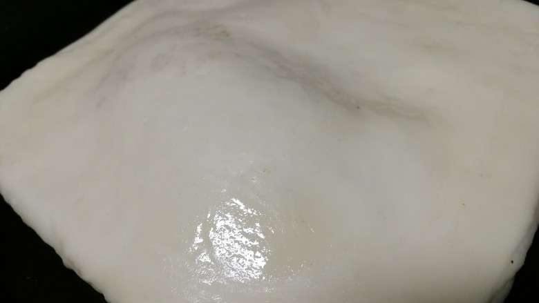 千层发面饼,饼起鼓后在表面刷上适量食用油。