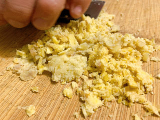 板栗饼,将剥好的板栗仁，用刀斜面碾压成粉末。