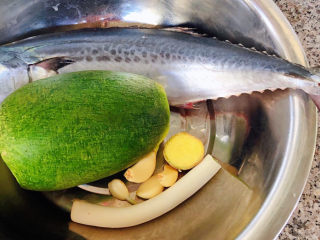 红烧鲅鱼,准备原材料鲅鱼去腮和内脏洗净萝卜洗净葱姜蒜备用