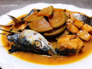 红烧鲅鱼,鲅鱼的营养价值非常丰富和萝卜一起炖就更佳