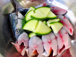 红烧鲅鱼,鲅鱼斜刀片成大块萝卜切成片状