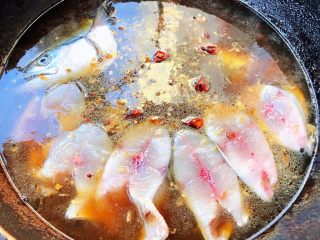 红烧鲅鱼,添加适量清水再放入鲅鱼块大火炖起来