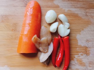 雪菜四季豆,准备适量胡萝卜，姜蒜，小米辣洗净备用