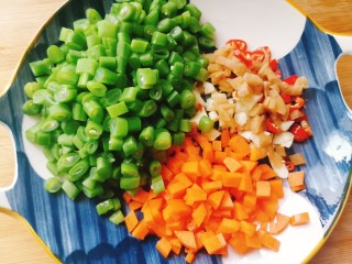 雪菜四季豆,将四季豆，胡萝卜，姜蒜小米辣，分别切末备用