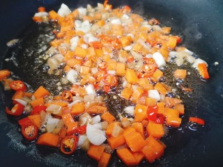 雪菜四季豆,再加入胡萝卜煸炒