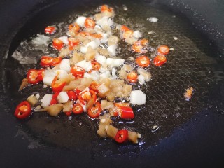 雪菜四季豆,将姜蒜小米辣加入锅中爆香