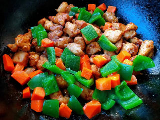 爆炒鸡胸肉,放入青椒和胡萝卜块同时放入盐和味精