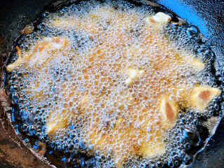爆炒鸡胸肉,锅中倒入适量油加热放入鸡胸脯肉炸至金黄色漂浮上来即可