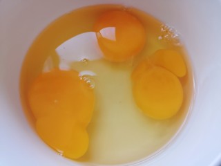 咖喱蛋炒饭,碗中打入三个鸡蛋