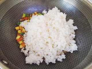 咖喱蛋炒饭,最后加入米饭