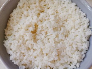 咖喱蛋炒饭,准备一碗米饭