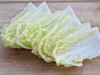 白菜包肉,将大白菜叶子剥下来，上面菜帮部分切掉，只留白菜叶。我用的是白菜心，所以没有切太多。