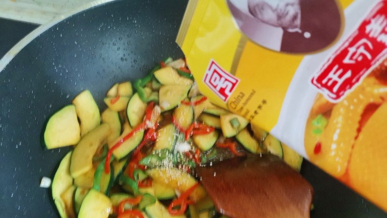 素炒南瓜,加入适量的鸡精翻炒均匀即可出锅
