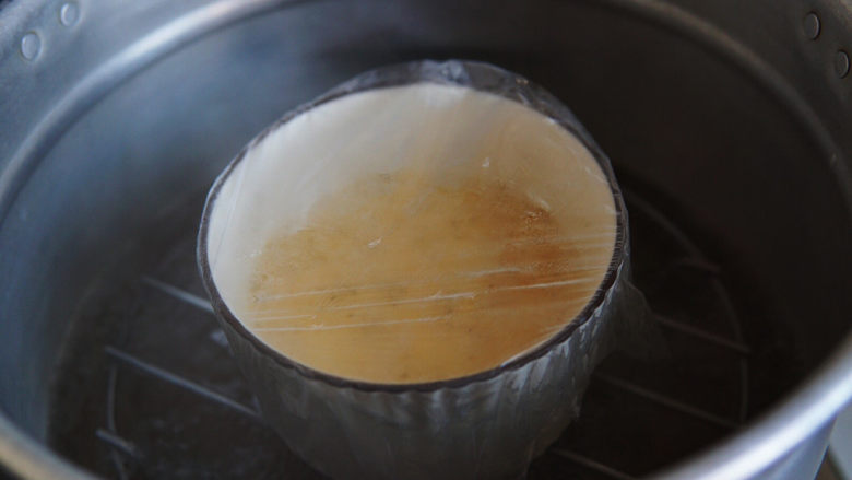 虾皮鸡蛋羹,锅上气后，放入蛋液，大火蒸制十～十三分钟。