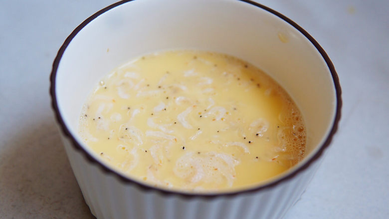 虾皮鸡蛋羹,虾皮攥干水分，加入蛋液中搅匀
