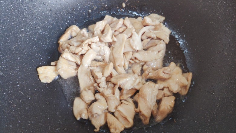 蘑菇炒肉,翻炒至鸡肉变色