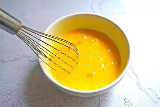虾皮鸡蛋羹,筷子搅拌的不够细腻，那就用手动的打蛋器来搅拌好了。可以再加入一点点淀粉，加了淀粉的鸡蛋羹会更加细嫩。