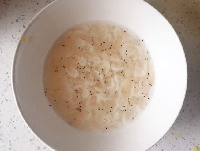 虾皮鸡蛋羹,用水浸泡一下虾皮。