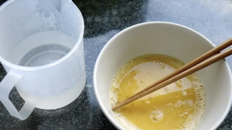 虾皮鸡蛋羹,加温水，用量杯比较容易看清用量。