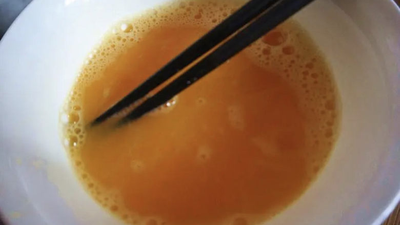 虾皮鸡蛋羹,用筷子搅拌均匀。