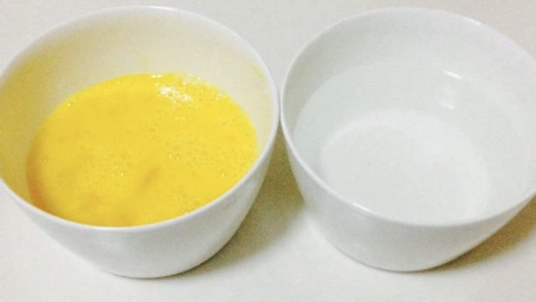 虾皮鸡蛋羹,没有量杯就用两个相同的碗，温水的量和蛋液的量基本是1:1